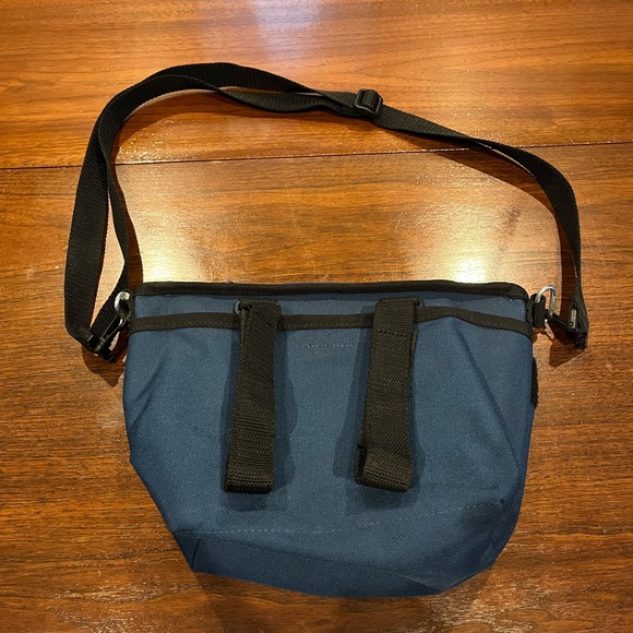 Manhattan Portage Red Label College Place Handlebar Bag with Vinyl Lining - Picture 3 of 3